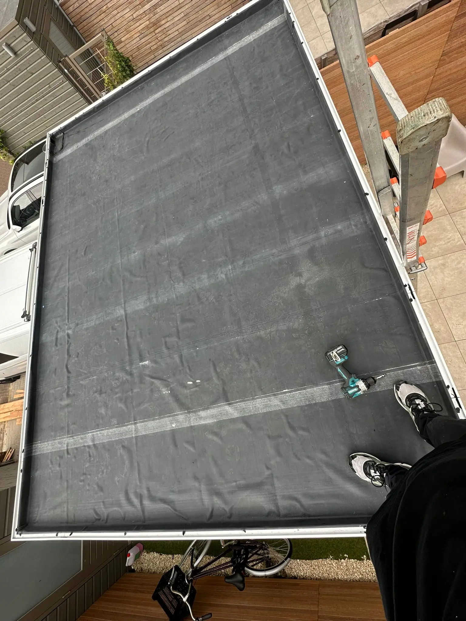 Close-up detail van hoogwaardige bitumen dakbedekkingslaag voor optimale waterdichting